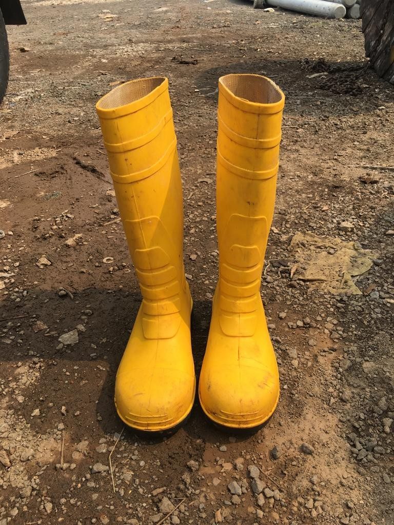 Sepatu boot karet APD