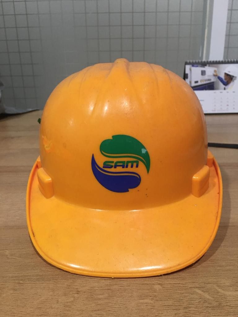 Helm keselamatan ber-logo SAM