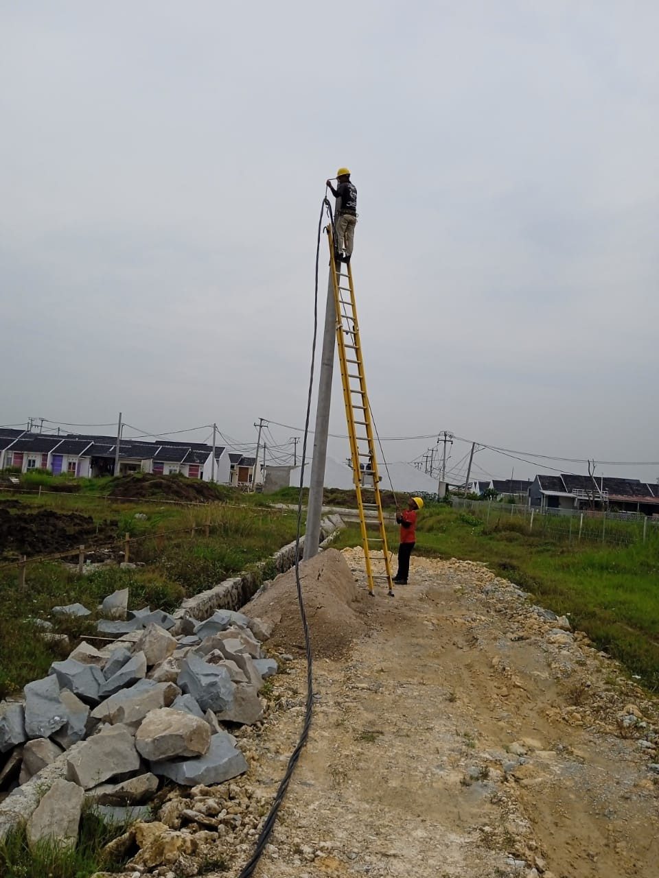 Pemasangan tiang jaringan tegangan menengah