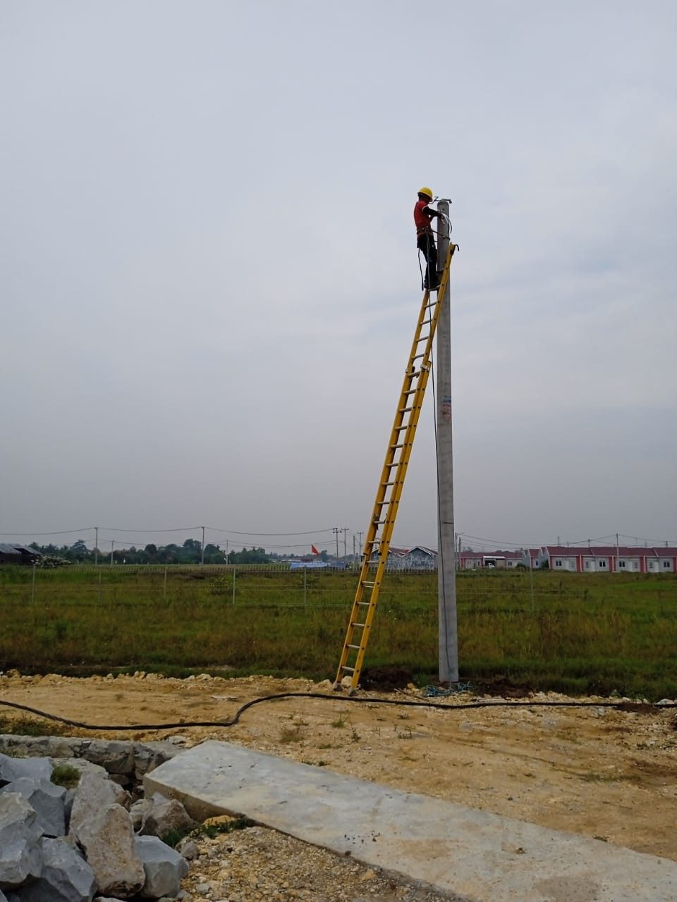 Instalasi jaringan distribusi listrik