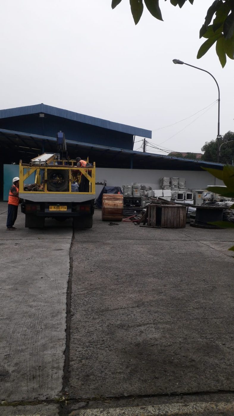 Unit crane truck di lokasi proyek