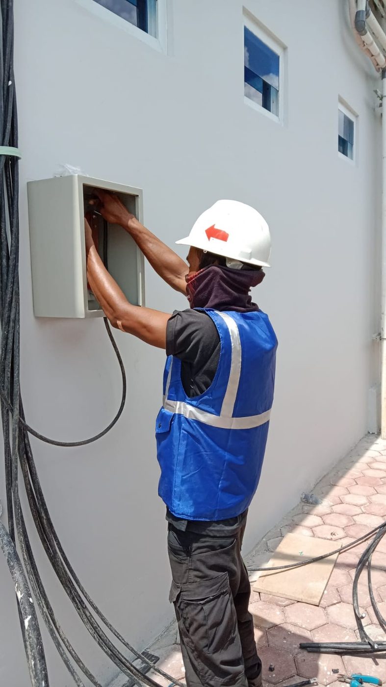 Instalasi panel listrik pada bangunan