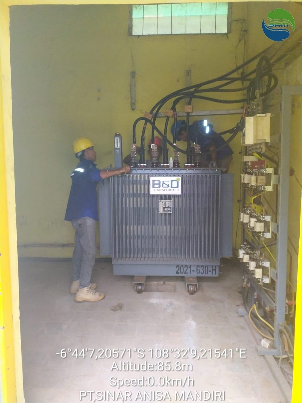Mobil bucket truck di lokasi kerja