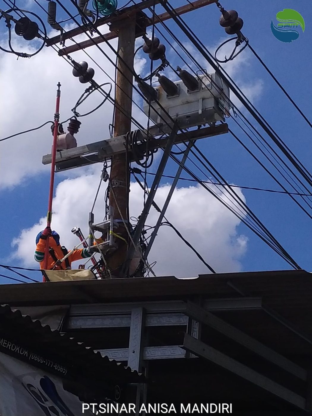 Tim bekerja di ketinggian menara