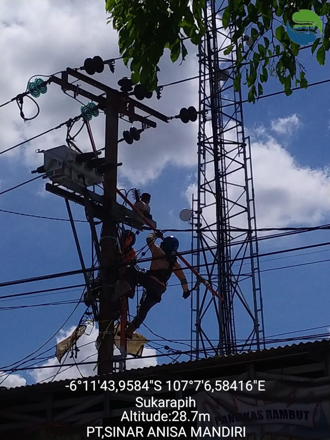Pekerjaan pada tiang tegangan menengah