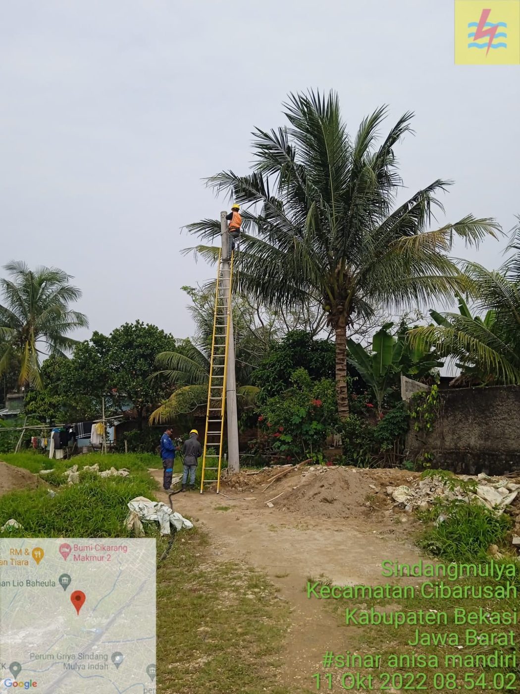 Pemasangan tiang di area pemukiman