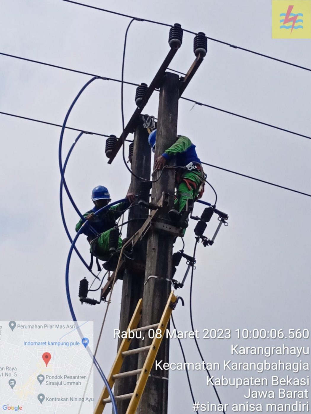 Tim teknisi memanjat tiang SUTM