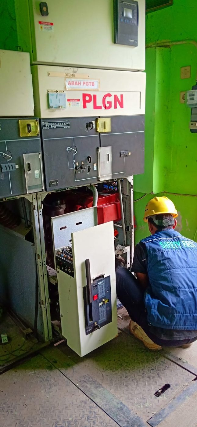 Teknisi PT Sinar Anisa Mandiri memelihara kubikel gardu PLN