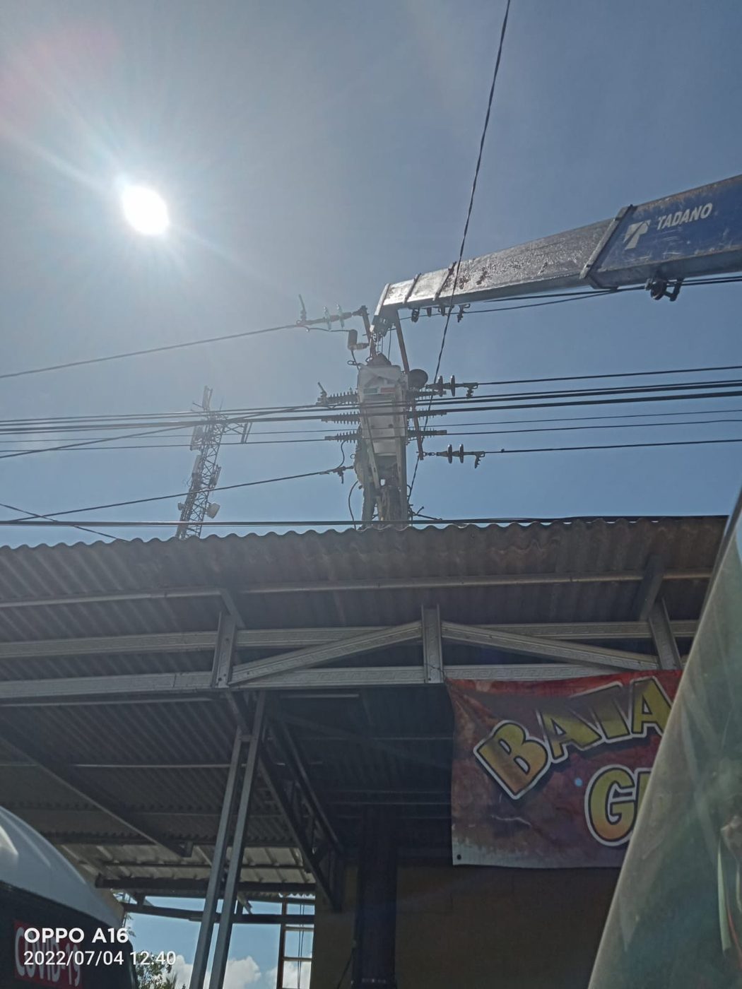 Armada bucket truck di lokasi proyek