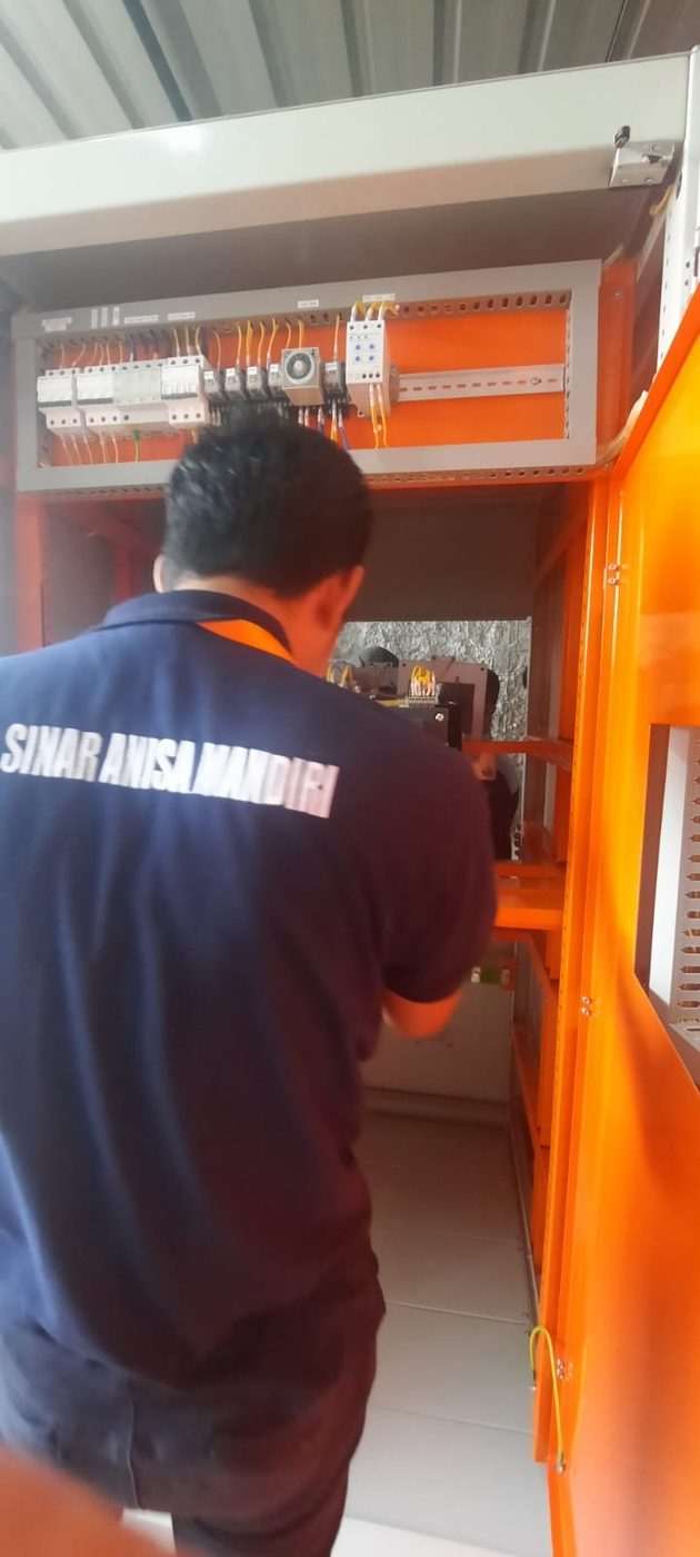 Teknisi PT Sinar Anisa Mandiri mengerjakan panel listrik