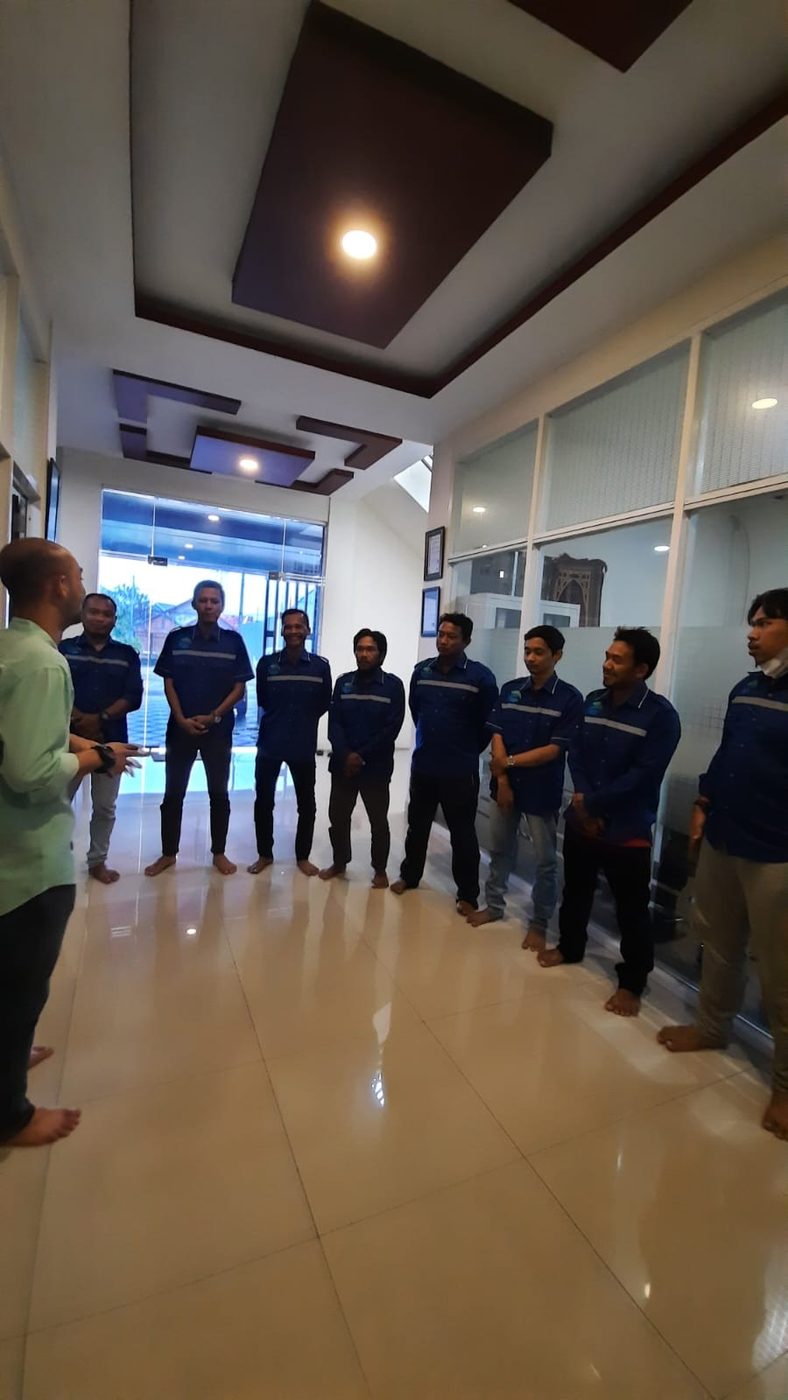 Kebersamaan tim di kantor pusat