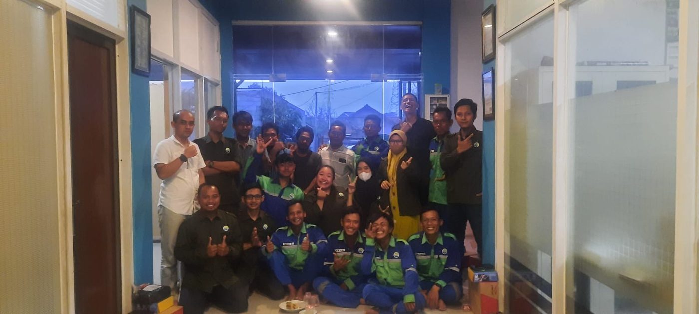 Rapat koordinasi tim proyek