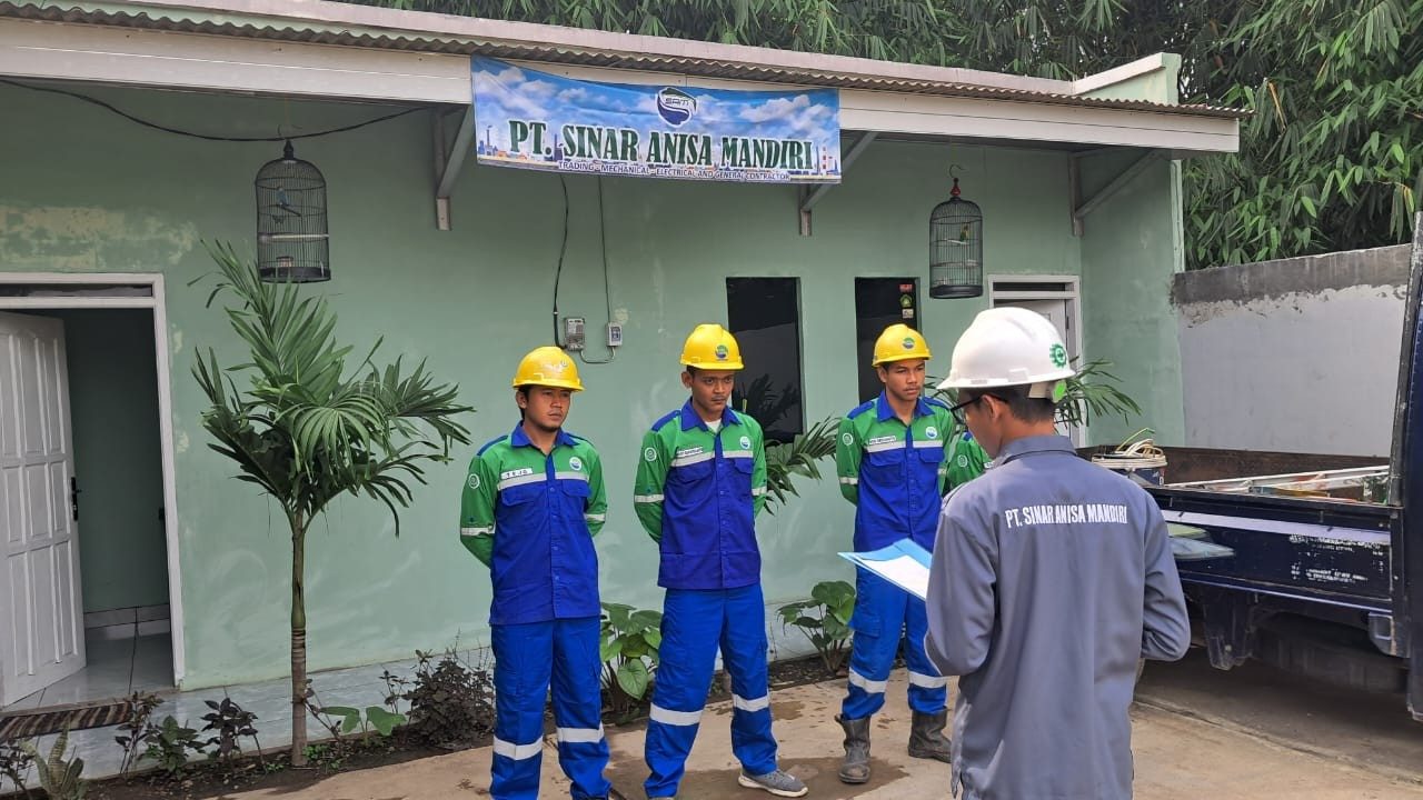 Tim di depan kantor pusat